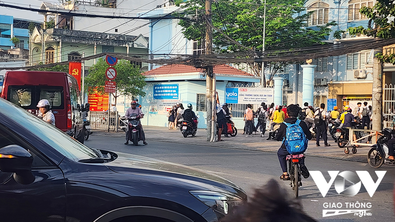 Học sinh Trường THCS Huỳnh Tấn Phát đi xe đạp đến trường