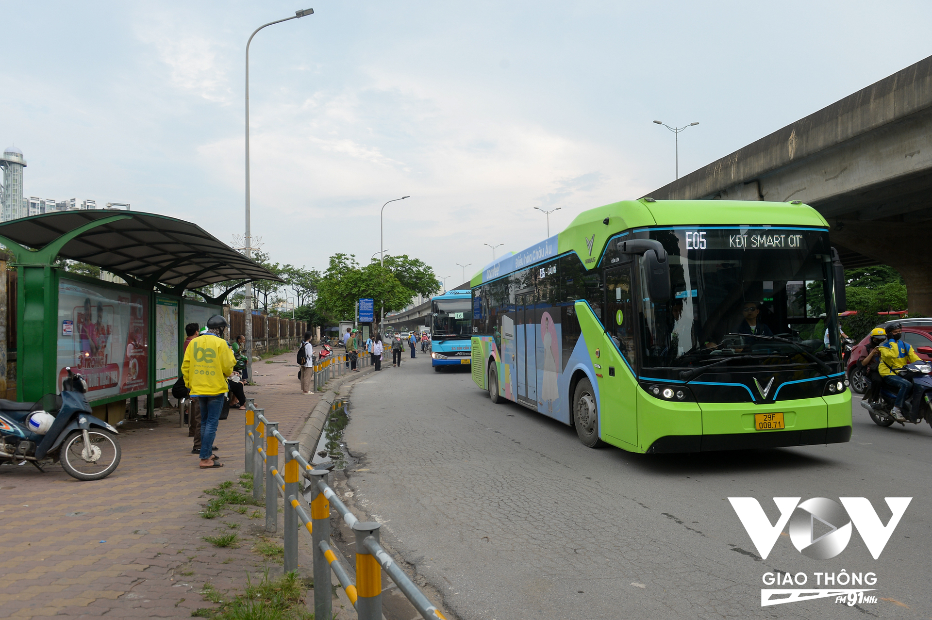 Khu vực bến xe buýt trên đường Phạm Hùng, đối diện bến xe Mỹ Đình trước đây các xe khách hay tạt vào đón khách, nhận hàng, lấn làn xe buýt. Từ khi có phương án mới 'nắn dòng' từ xa đối với xe khách thì xe buýt ra vào bến thuận tiện hơn.