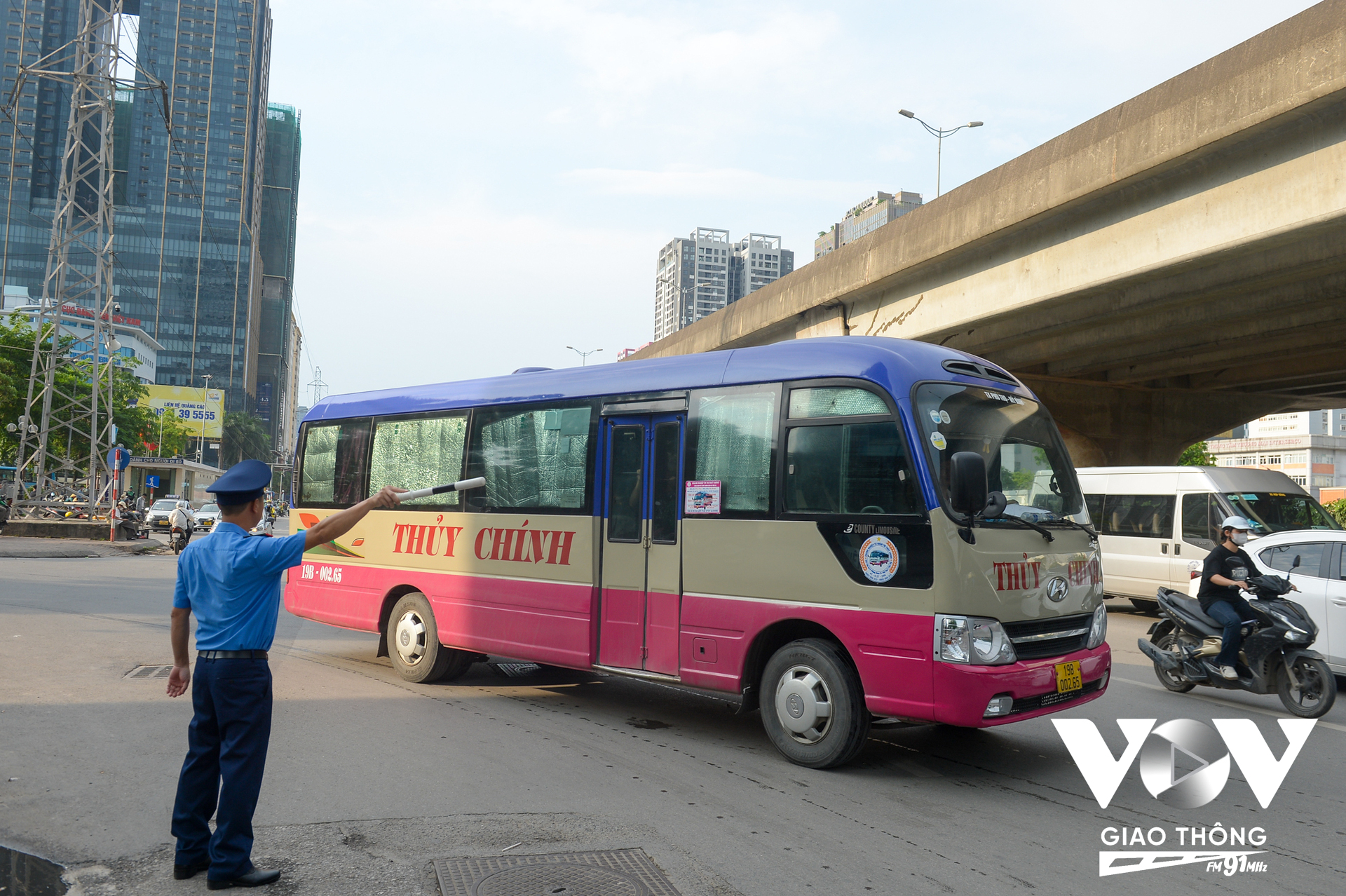 Tại khu vực lối ra từ Bến xe Mỹ Đình ra mặt đường Phạm Hùng, có lực lượng Đội TTGT Vận tải đường bộ hướng dẫn, phân luồng.