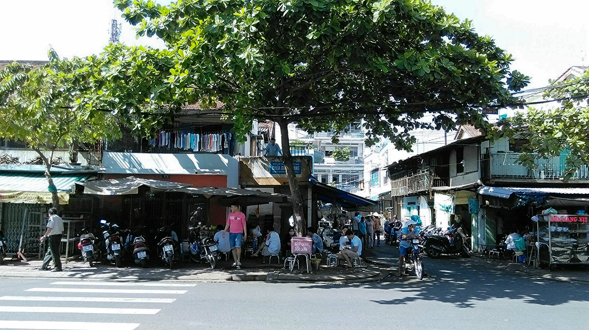 Quán cháo ăn sáng dưới tán cây bàng (Ảnh minh họa)