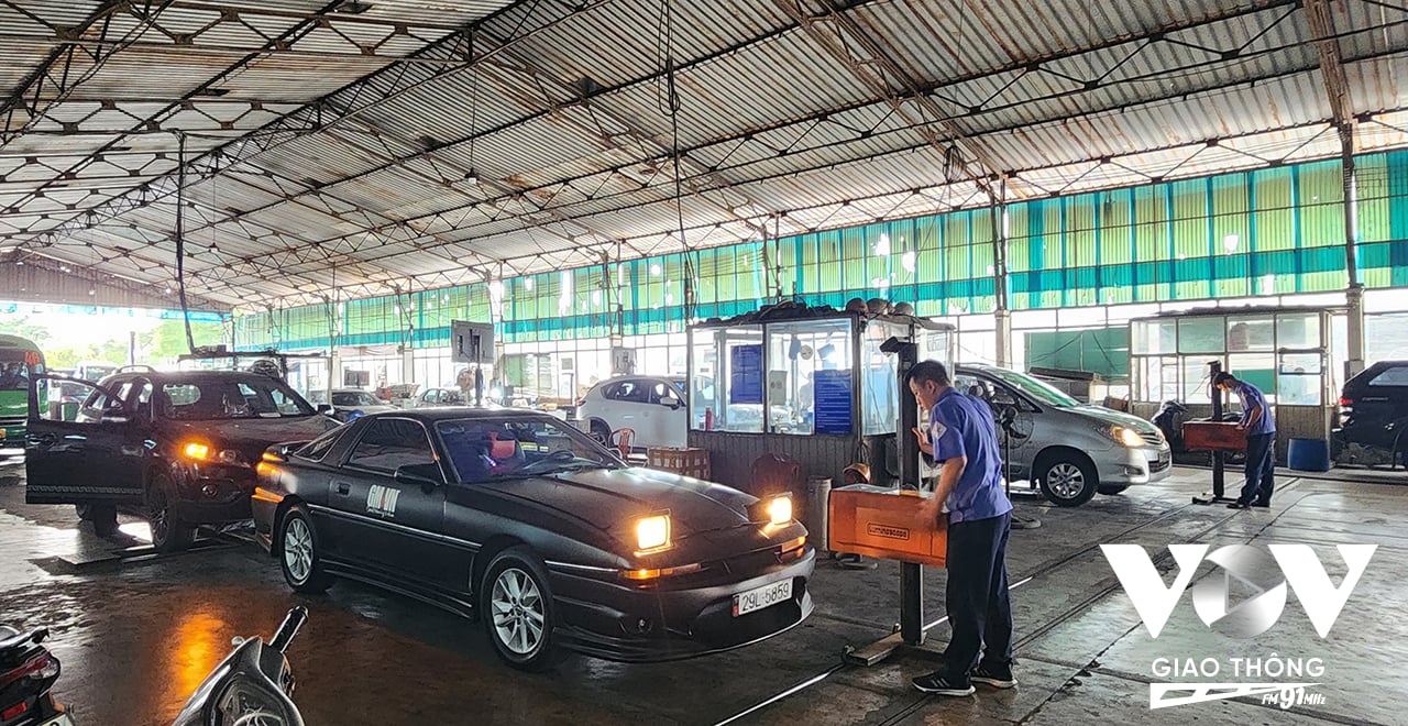 Công đoạn cuối kiểm tra đèn chiếu sáng của xe ô tô tại Trung tâm đăng kiểm xe cơ giới 50-03S, Sở GTVT, TP.HCM