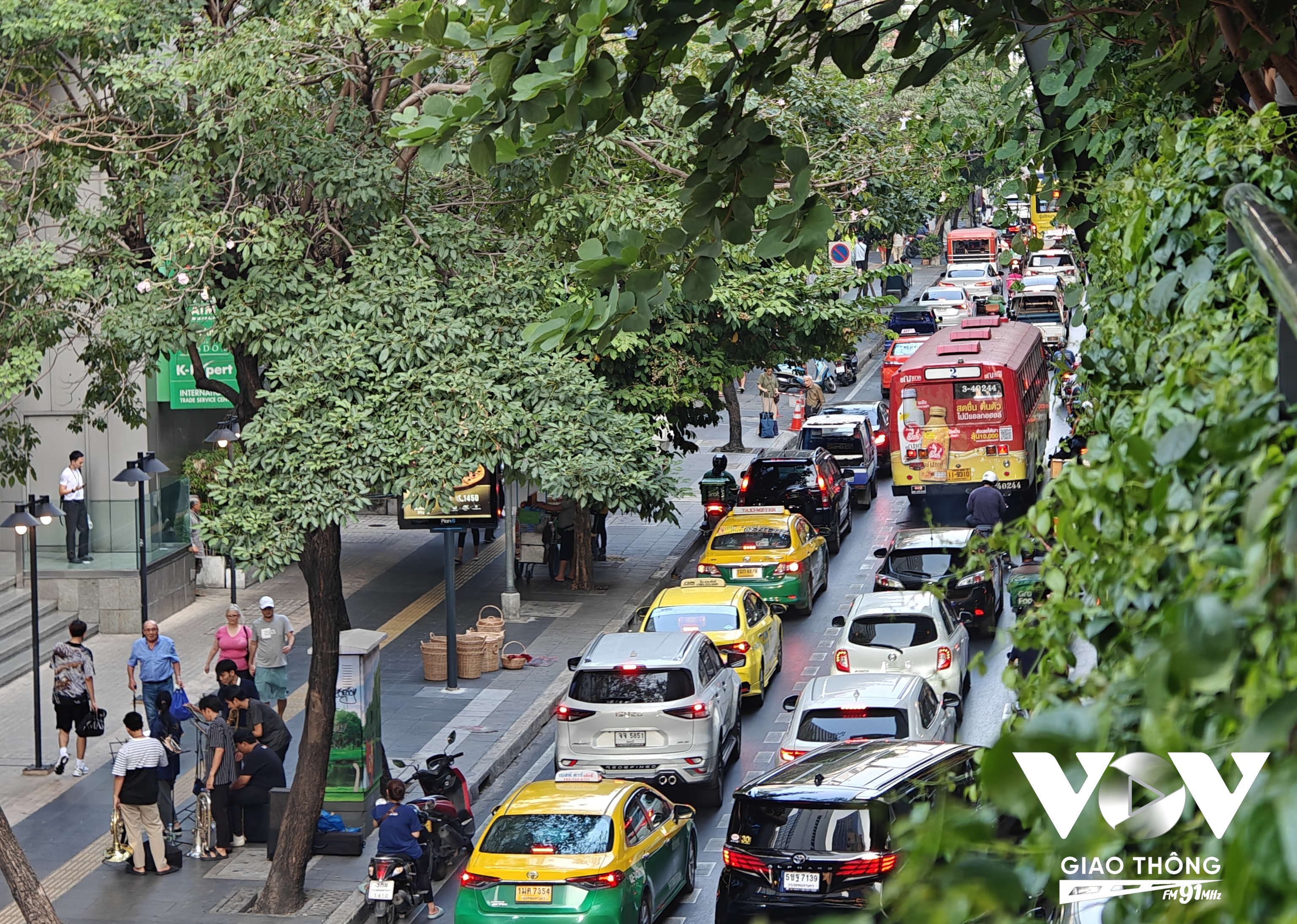 Bangkok nổi tiếng với đặc sản ùn tắc. Mặc dù vậy, so với năm 2012, hiện nay, sau hơn 1 thập kỷ, ùn tắc triền miên kéo dài vài tiếng đồng hồ đã thưa vắng hơn.