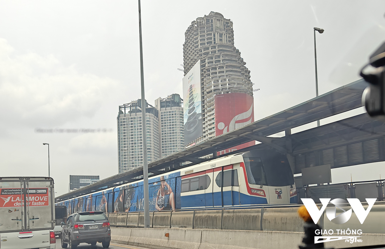 Thủ đô Thái Lan rất chuộng tàu điện trên cao, tàu điện ngầm và tàu điện sân bay. Vận tải công cộng khối lượng lớn đáp ứng khoảng 20 % nhu cầu đi lại của thành phố
