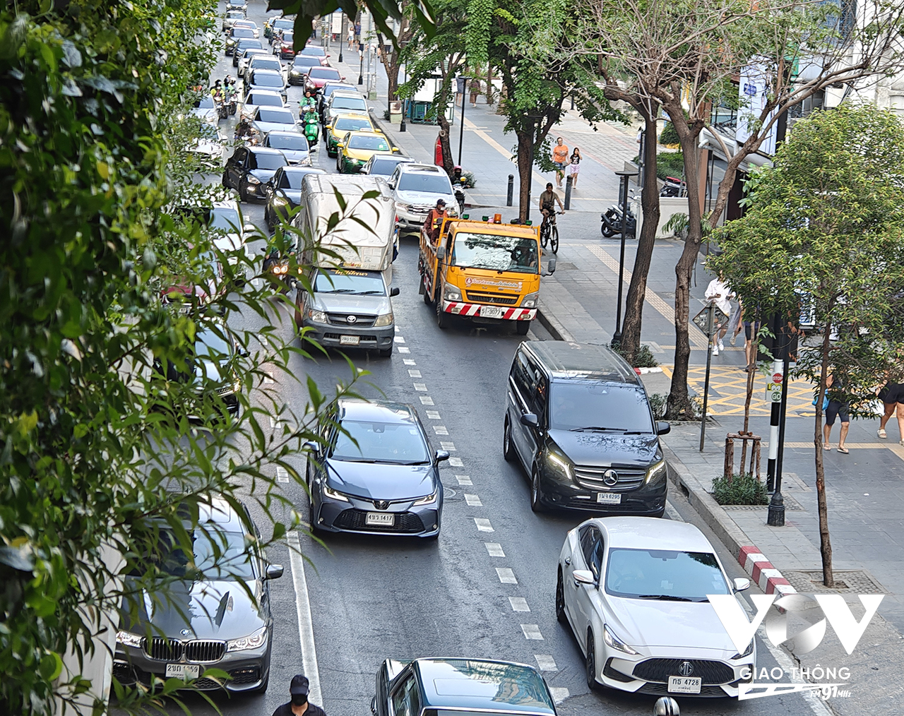 Bangkok có trên 10 triệu phương tiện được đăng ký, trong đó có 6 triệu xe hơi. Tổng phương tiện đã tăng gấp 8 lần khả năng đáp ứng của hạ tầng.