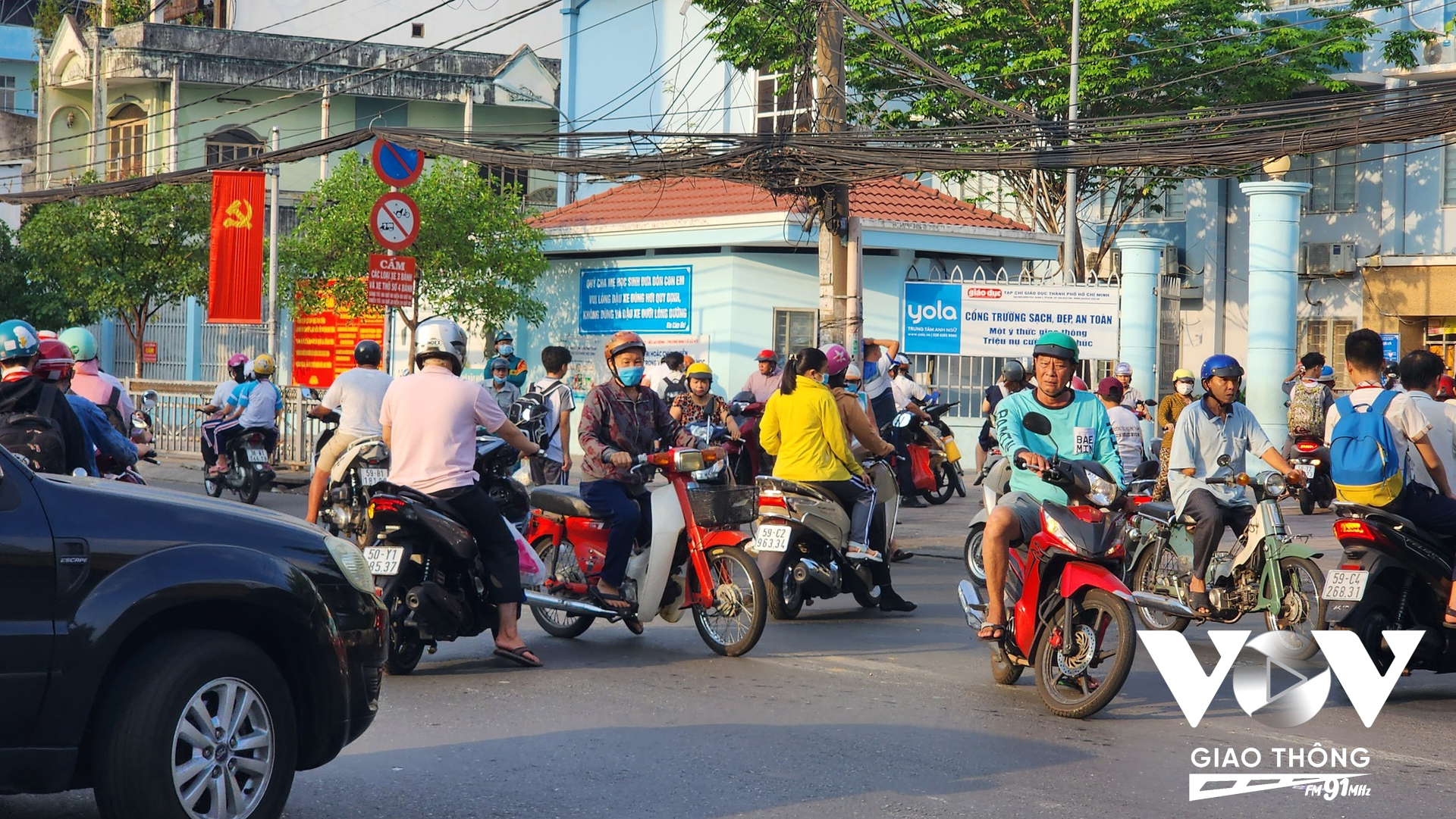 Tình trạng giao thông trước cổng Trường THCS Huỳnh Tấn Phát, Quận 7, TP.HCM