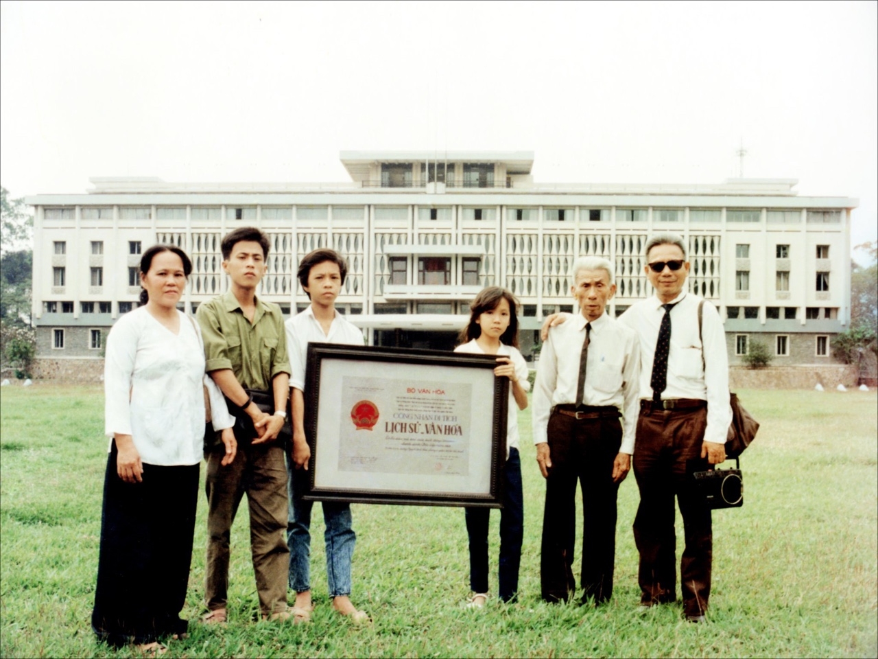 Ông Trần Vũ Bình (thứ hai từ trái sang) cùng gia đình Anh hùng Lực lượng Vũ trang Nhân dân Trần Văn Lai nhận quyết định công nhận Di tích Lịch sử văn hóa cấp quốc gia 1988 cho công trình phục dựng “Hầm chứa vũ khí của Biệt động Sài Gòn tấn công dinh Độc Lập tết Mậu Thân 1968” tại dinh Thống Nhất