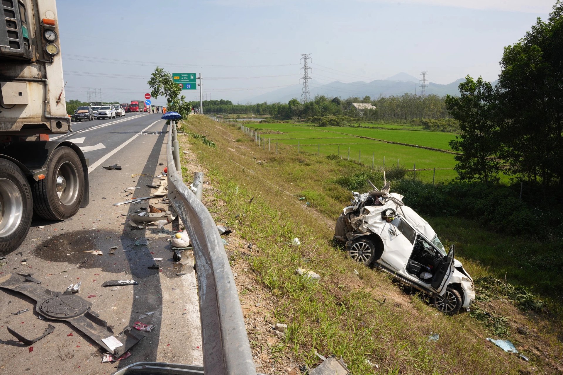 Hiện trường vụ TNGT nghiêm trọng trên cao tốc Cam Lộ - La Sơn hồi tháng 2. Ảnh: Ngọc Minh