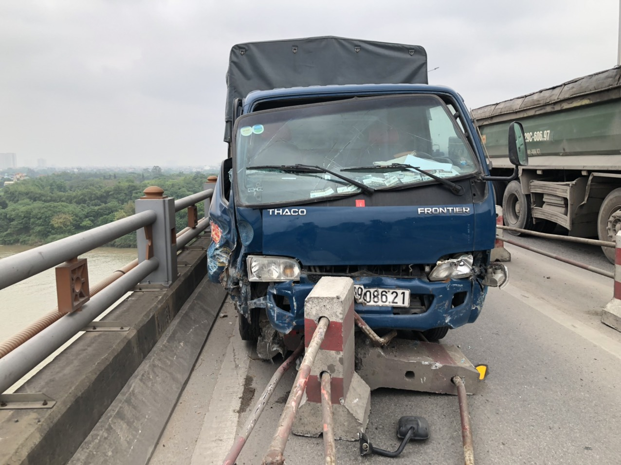 Hiện trường một vụ tai nạn trên cầu Thanh Trì