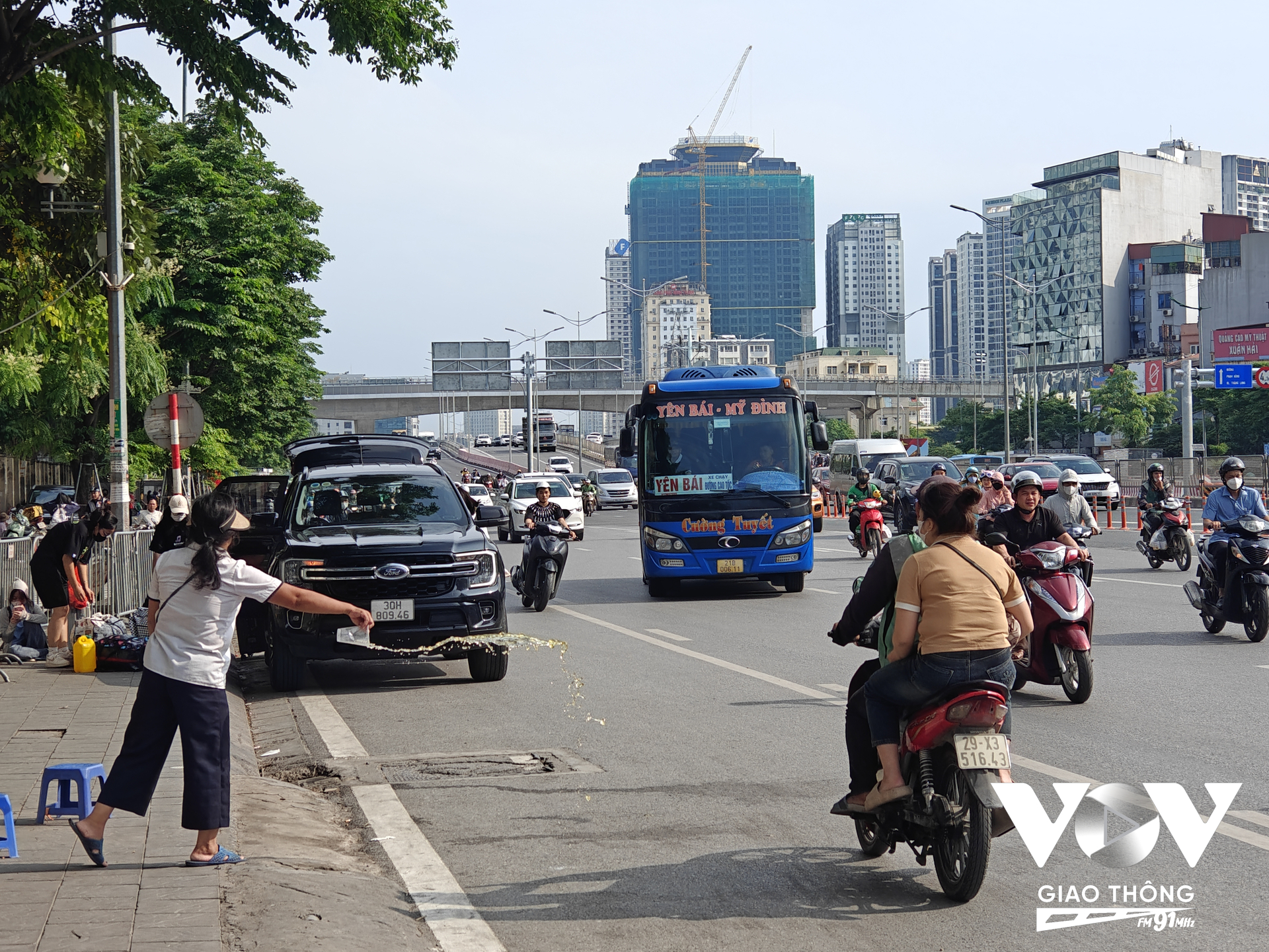 Nhiều xe khách, xe cá nhân 4 chỗ, 7 chỗ thường lấn vạch đứt trên cầu tạt phải vào bắt khách