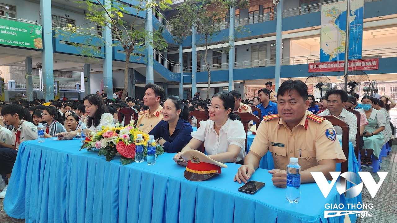 Lãnh đạo các đơn vị tham dự chương trình tuyên truyền Luật Giao thông đường bộ cho các em hoc sinh Trường THCS Huỳnh Tấn Phát (Quận 7, TP.HCM)