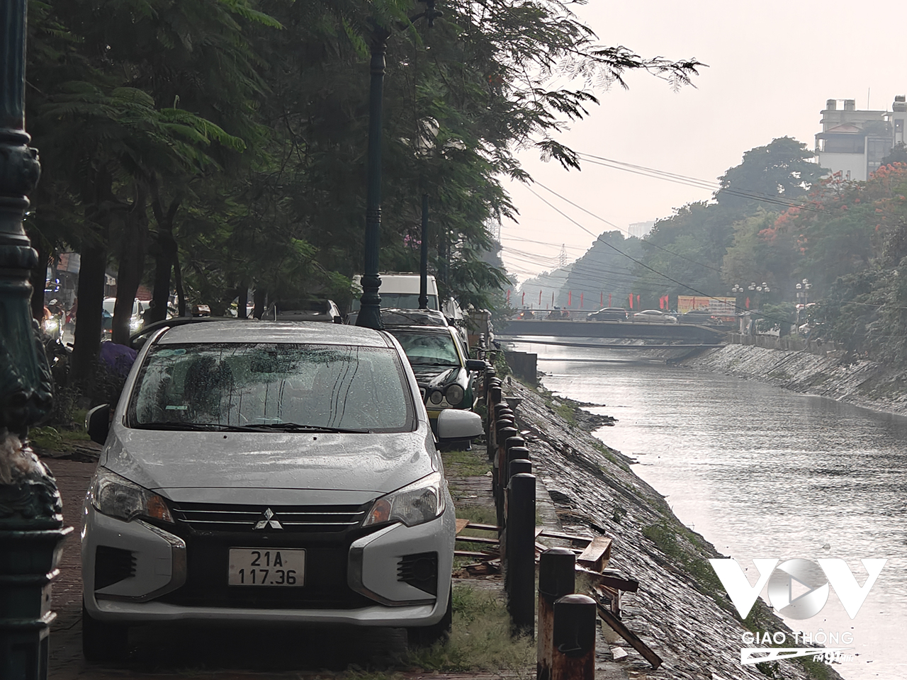 Vỉa hè nên thơ dọc dòng sông Kim Ngưu, giờ có lẽ nên đổi tên thành 'bãi xe view sông'