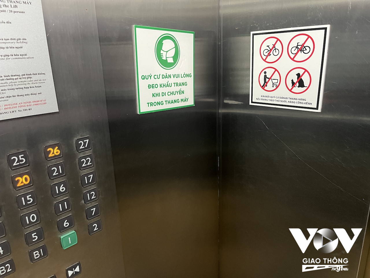 Ở nhiều nơi không gian hẹp, như thang máy, vẫn còn giữ những tấm bảng nhắc nhở mọi người đeo khẩu trang phòng dịch bệnh