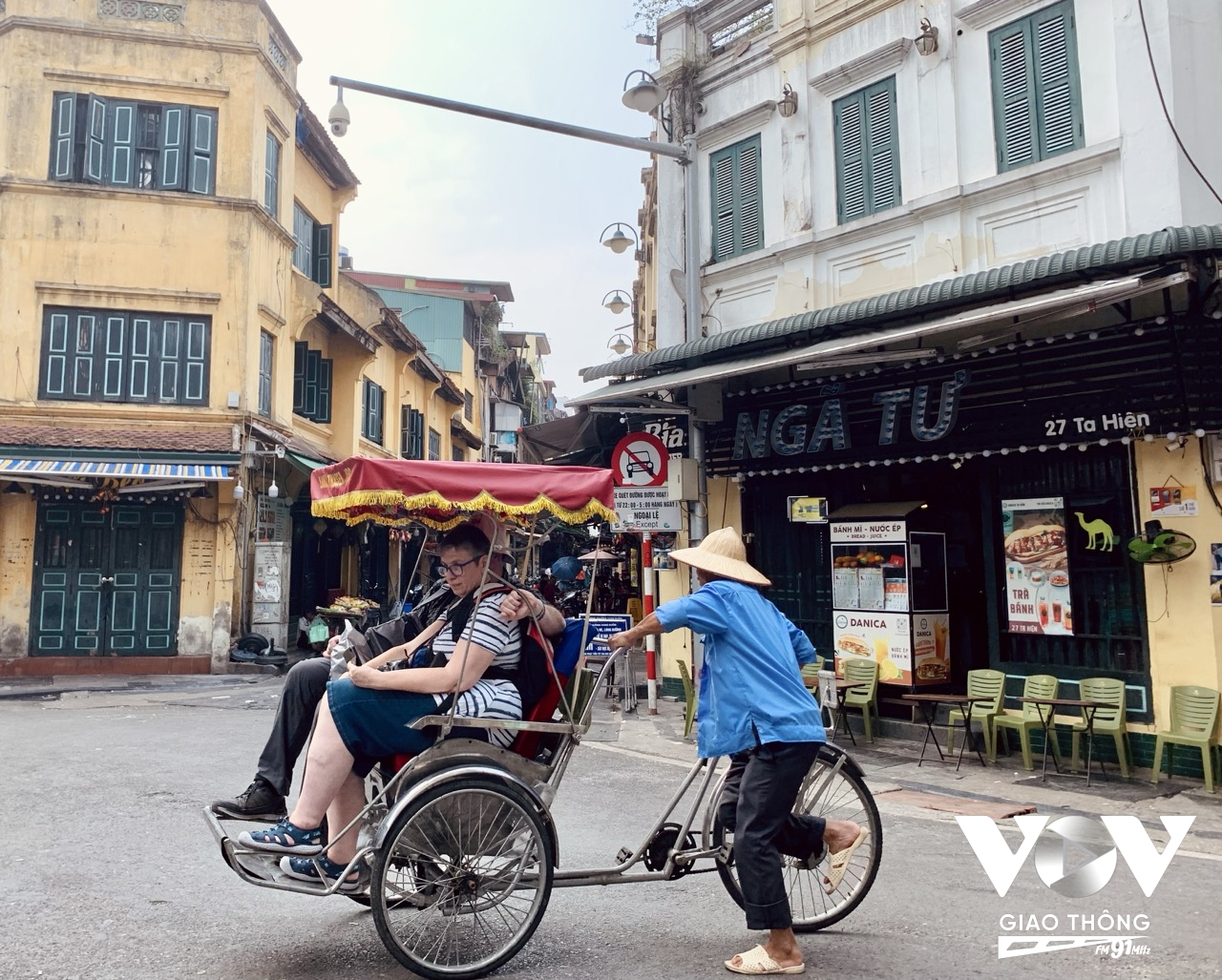 'Ngã tư quốc tế' hoàn toàn khác biệt vào ban ngày