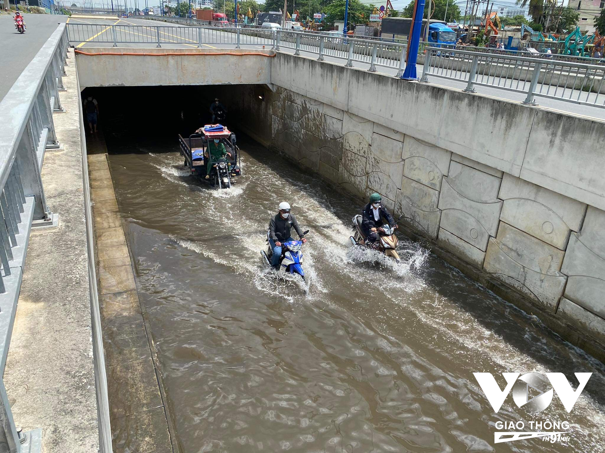 Hầm chui trước cổng bến xe Miền Đông mới thuộc TP. Thủ Đức (TP.HCM) liên tục ngập nước mỗi khi trời mưa gây khó khăn cho người tham gia giao thông.