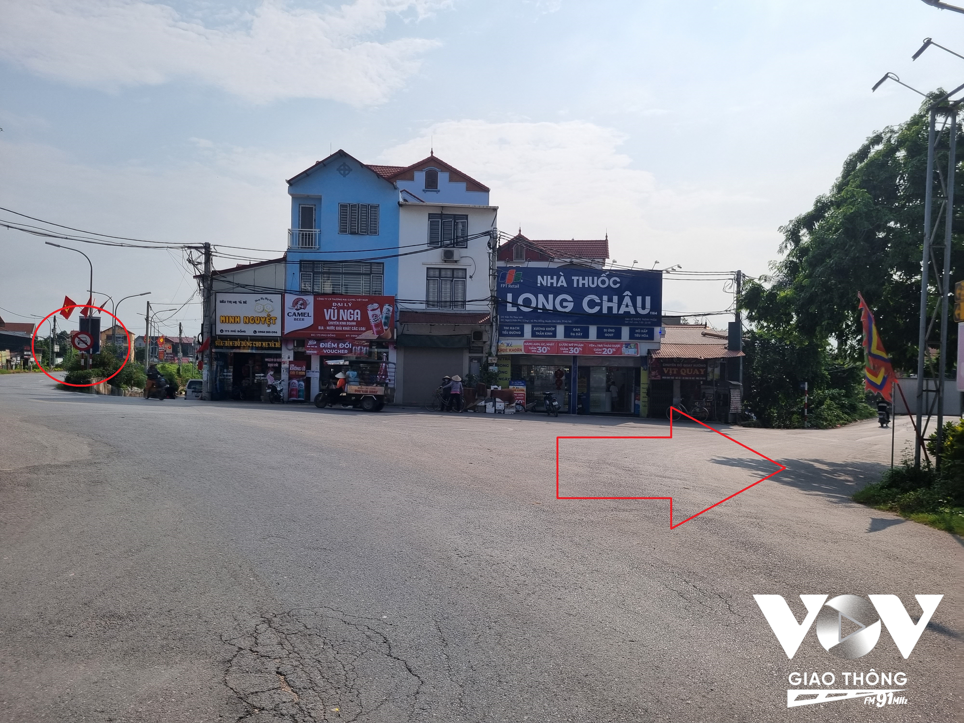 Với biển cấm ô tô hướng ra cao tốc Hà Nội - Bắc Giang, người dân phải vòng vèo đi đường đê cũ (ngõ 102) (Ảnh - Minh Hiếu)