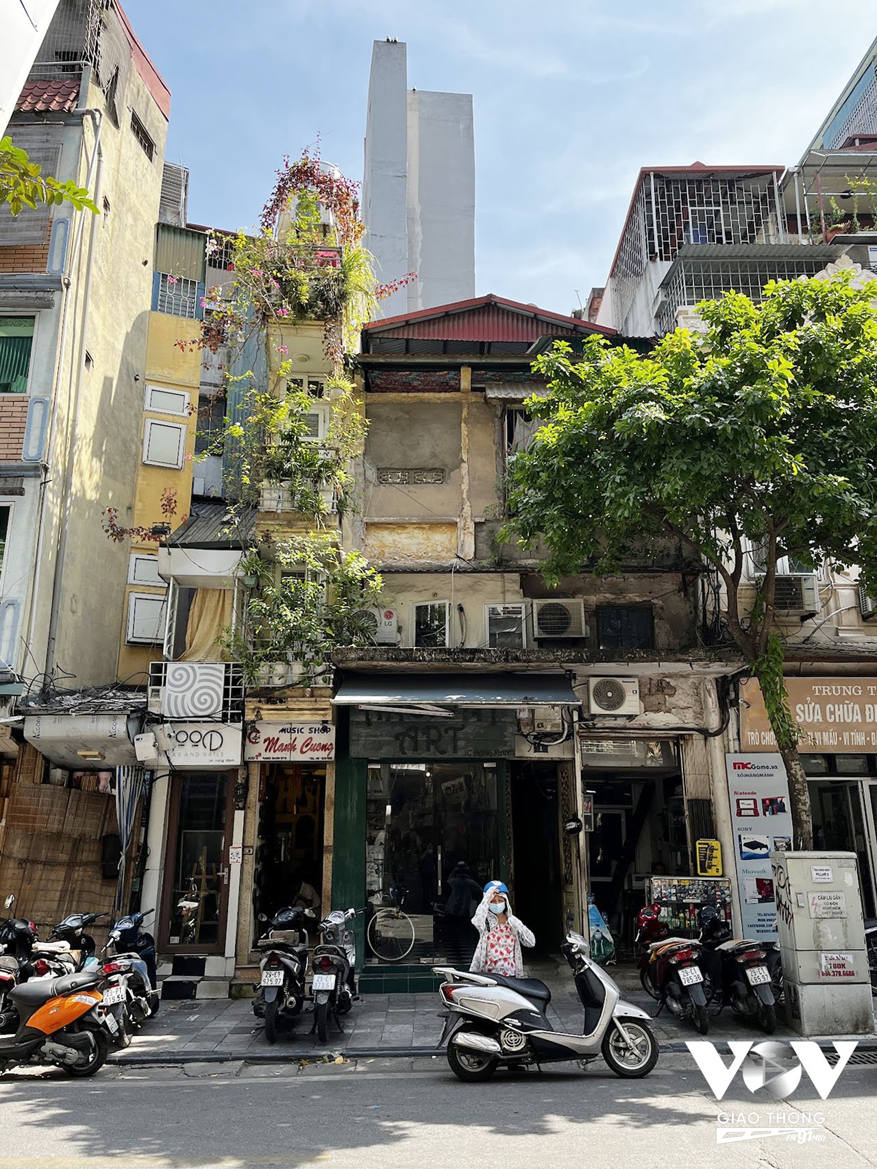 Một căn nhà 'siêu hẹp' - đặc trưng trên phố cổ Hà Nội, dù vậy gia chủ cũng rất 'chịu khó' trang trí bằng nhiều loại cây cảnh khắp các tầng