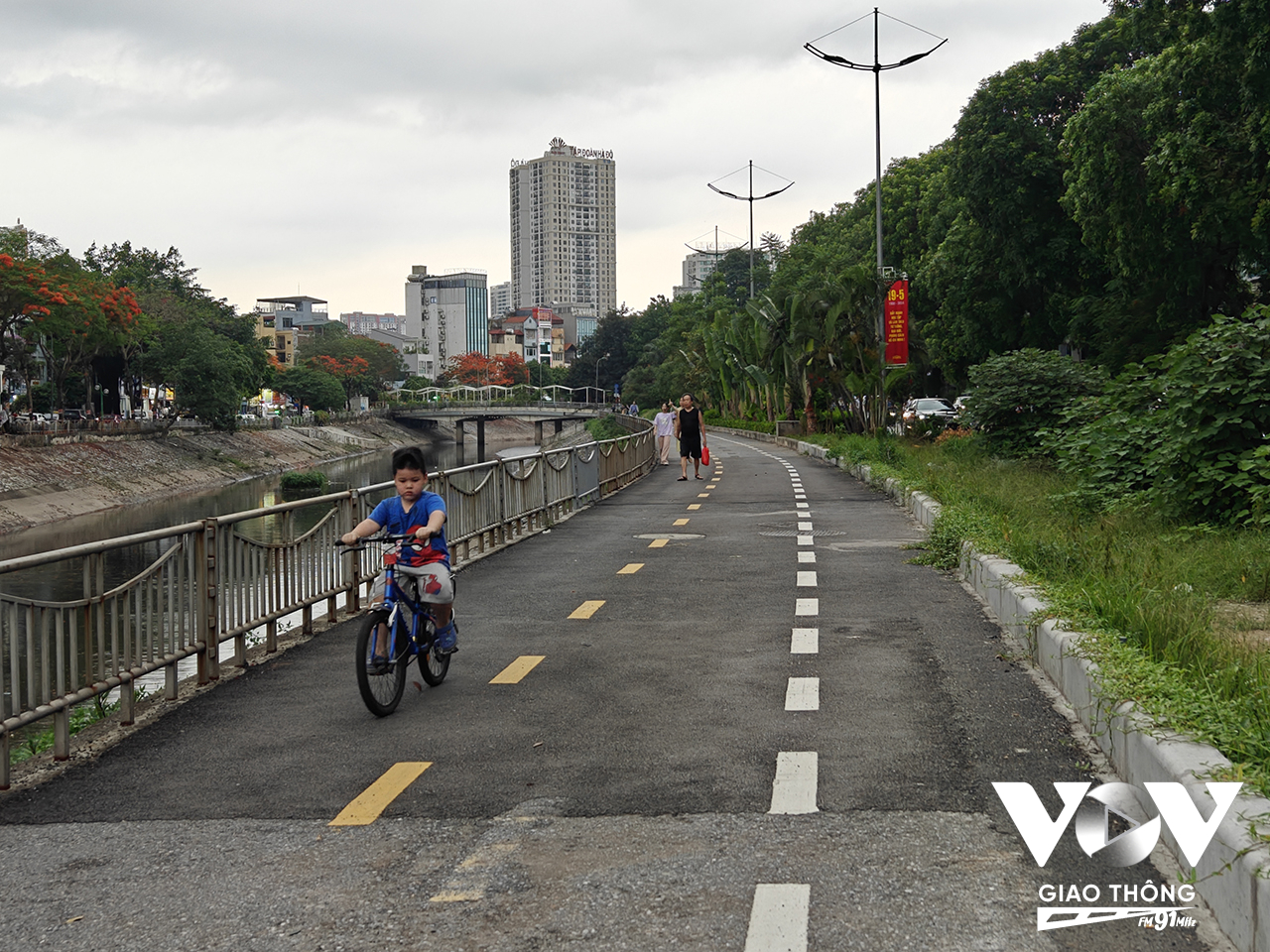 Làn riêng cho xe đạp và người đi bộ dọc đường Láng và sông Tô Lịch khá đìu hiu, chủ yếu dành cho cư dân sở tại tập thể dục và tập xe đạp