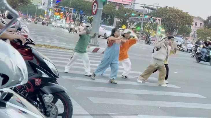 Hình ảnh nhóm các cháu bé nhảy theo nhạc để quay clip tại một nút giao thông, nơi vạch kẻ sang đường. Dấu hỏi lớn về nêu gương dành cho các bậc phụ huynh.
