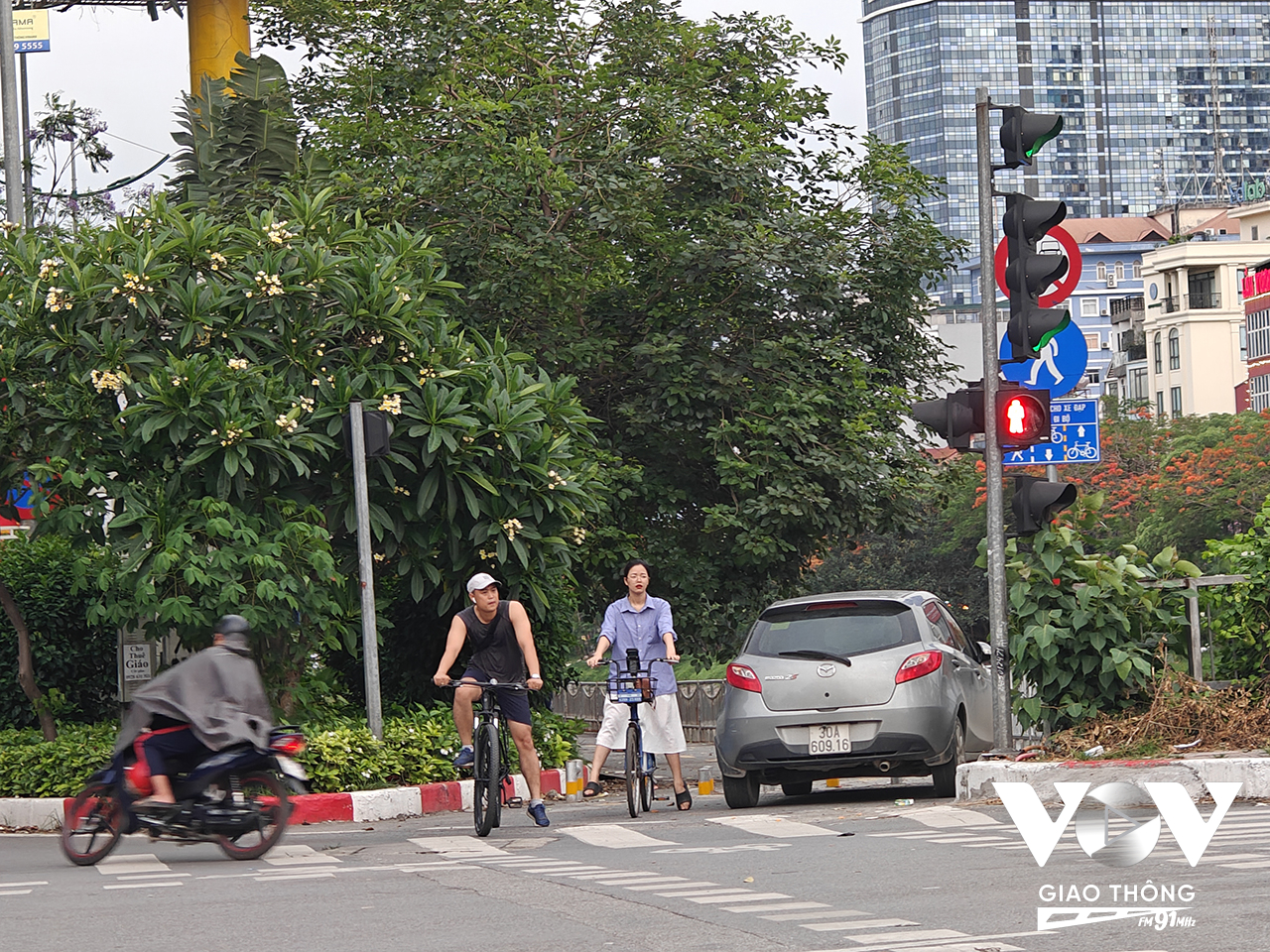 Ngọc Tươi (trú ở Nguyễn Khang, Cầu Giấy) đạp xe đi làm hàng ngày dọc tuyến phàn nàn, phải chen nhau với ô tô đỗ ở các lối ra vào.
