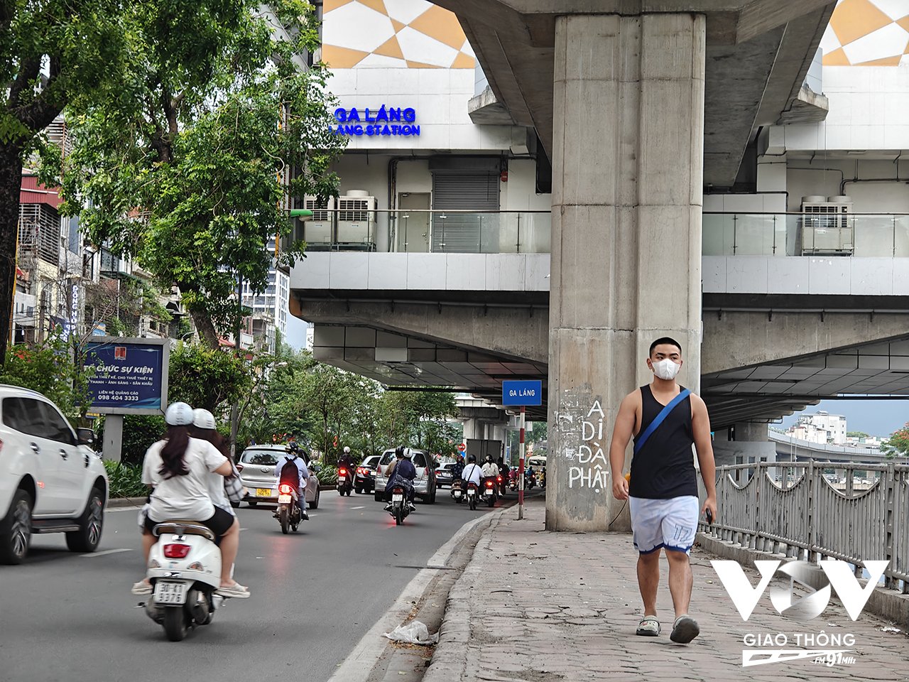 Nguyễn Hồng Sơn (trú ở Quan Nhân) thắc mắc làn riêng cho xe đạp, người đi bộ không có đích đến cụ thể, thiếu kết nối với ga Láng đường sắt trên cao và trạm trung chuyển xe buýt ở Cầu Giấy.
