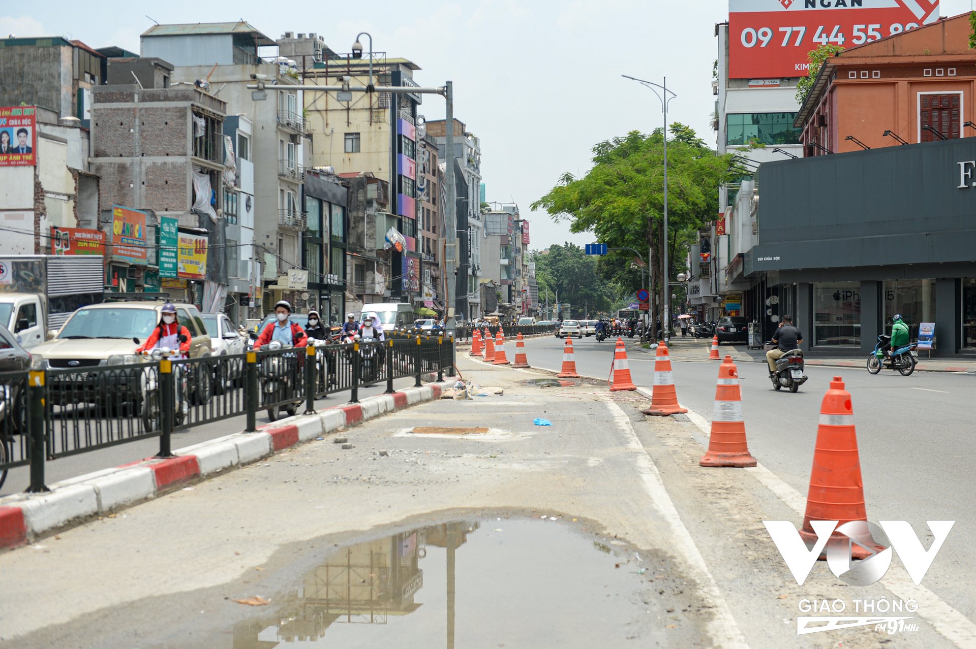 Phía đầu nút giao thông Chùa Bộc - Thái Hà dải phân cách giữa đã hoàn thiện việc dịch chuyển để phù hợp với thiết kế tuyến đường.