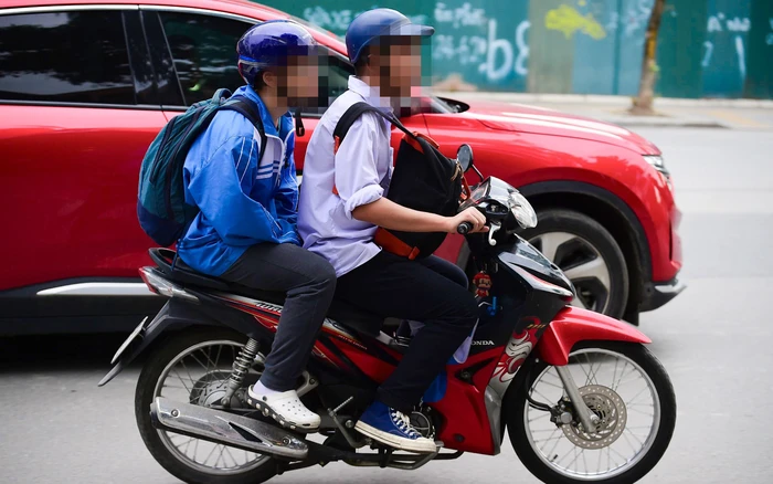 Bộ Công an đề xuất người từ đủ 15 tuổi trở lên được điều khiển xe gắn máy. Ảnh: Báo Giao thông