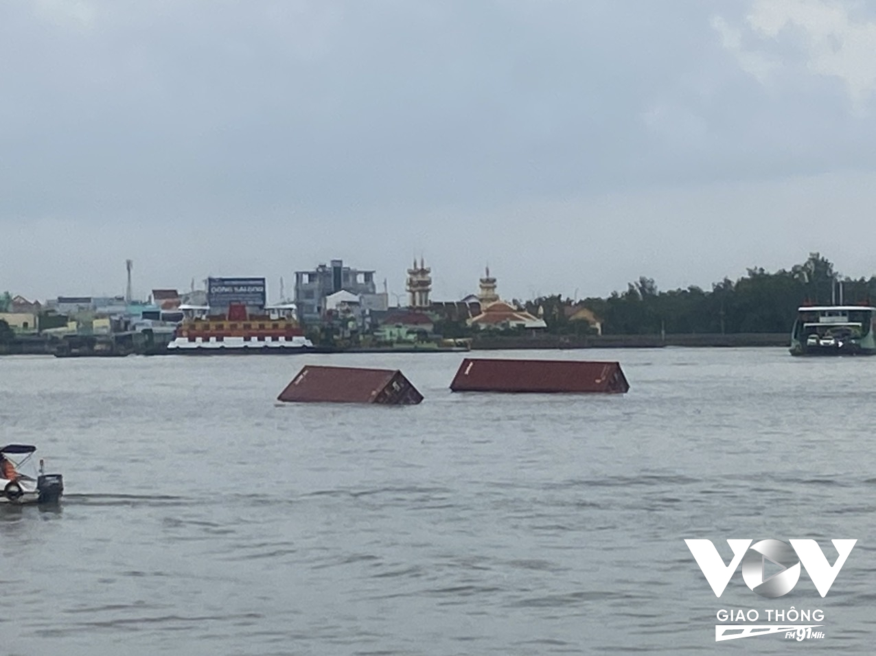 2 trong số 9 container rỗng rơi xuống sông Sài Gòn và trôi về khu vực phà Cát Lái sau vụ va chạm hàng hải giau74 tàu quốc tịch Singapore và sà lan