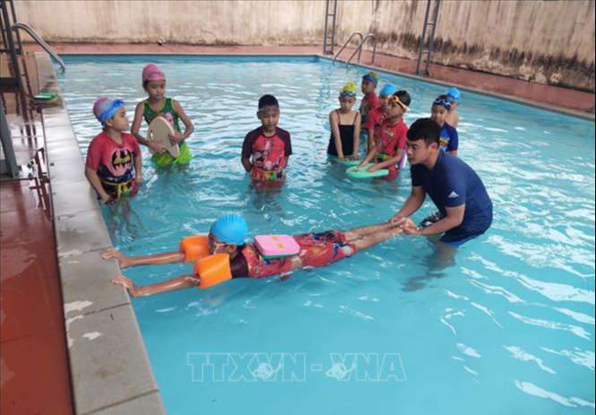 Dạy bơi cho học sinh tiểu học ở thành phố Kon Tum. Ảnh: TTXVN