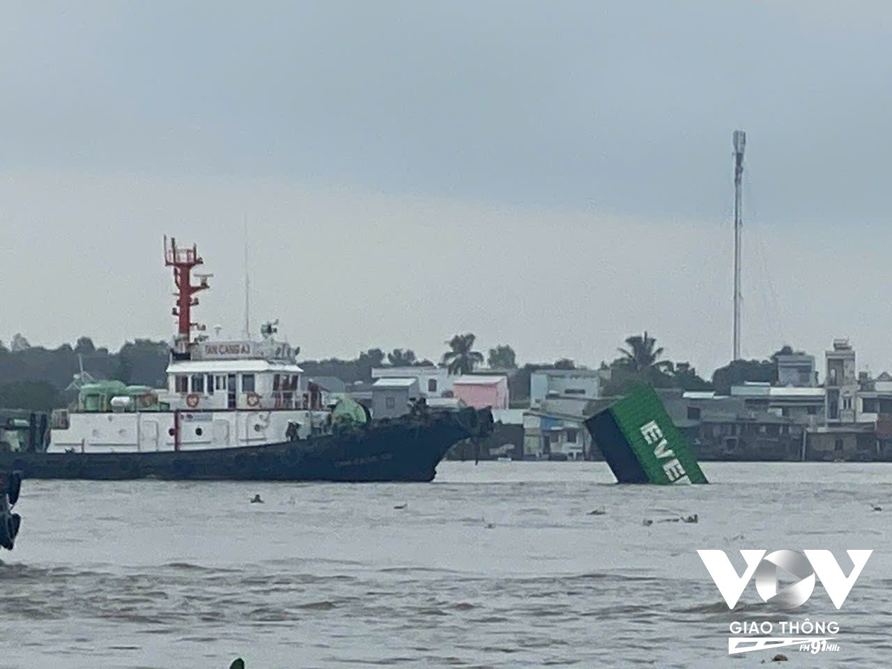 Có ít nhất 9 container rỗng bị rơi xuống sông Sài Gòn