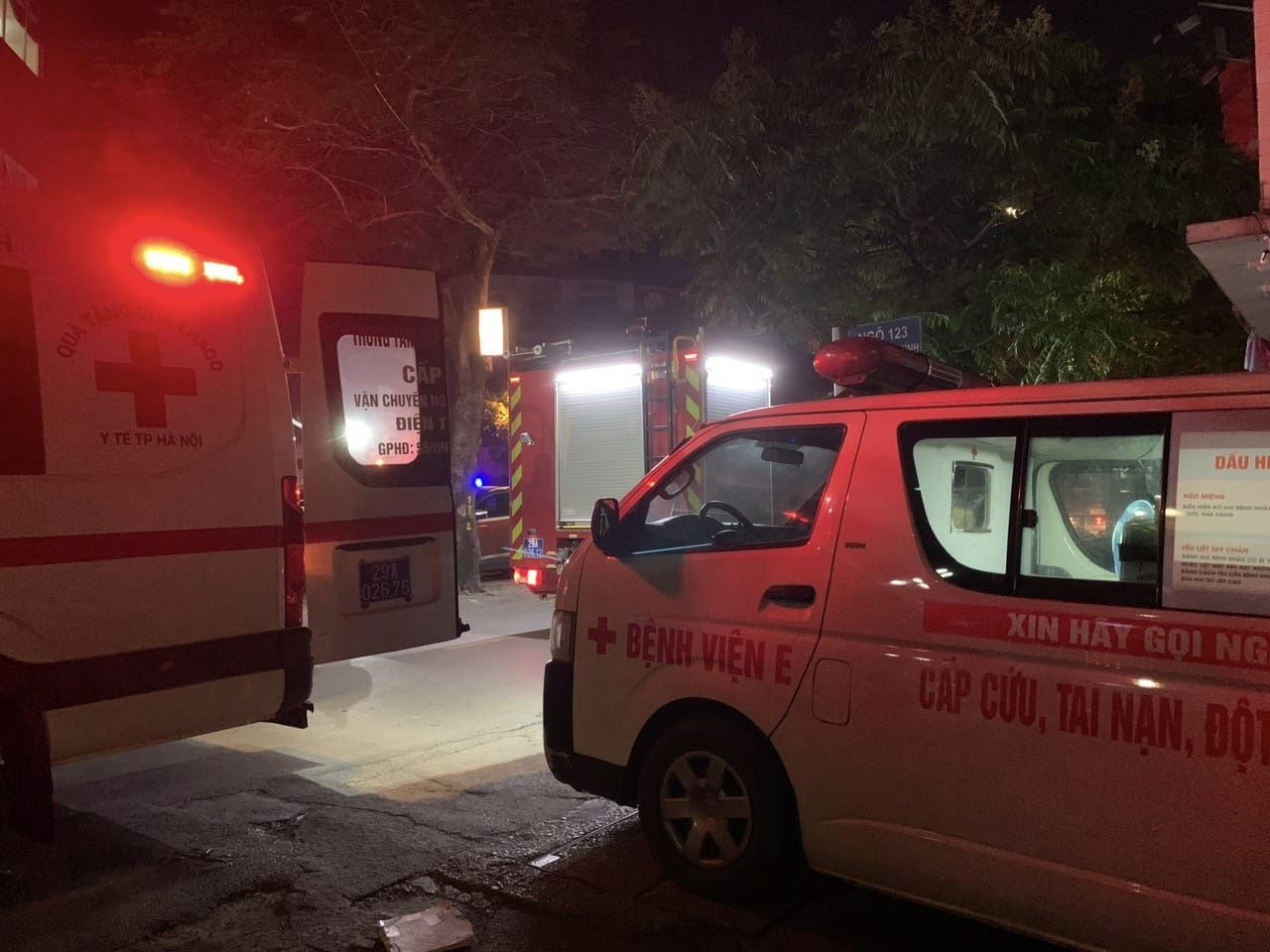 Ngay trong đêm, các bệnh viện trung ương và Hà Nội cũng được điều động cấp cứu, chở các bệnh nhân, thi thể nạn nhân rời khỏi hiện trường (Ảnh: Bệnh viện E)