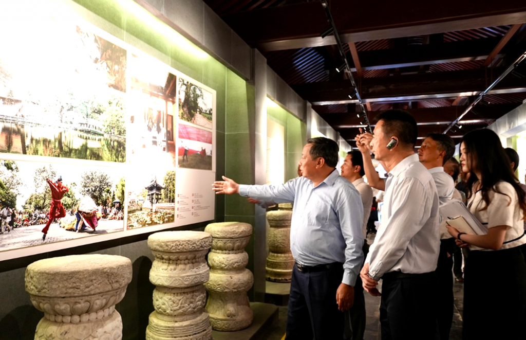 Đoàn đại biểu cấp cao thành phố Hà Nội tham dự Lễ Khai mạc Triển lãm “Thăng Long - Hà Nội: Di sản kết nối và hội tụ” (Ảnh: Lao động Thủ đô)
