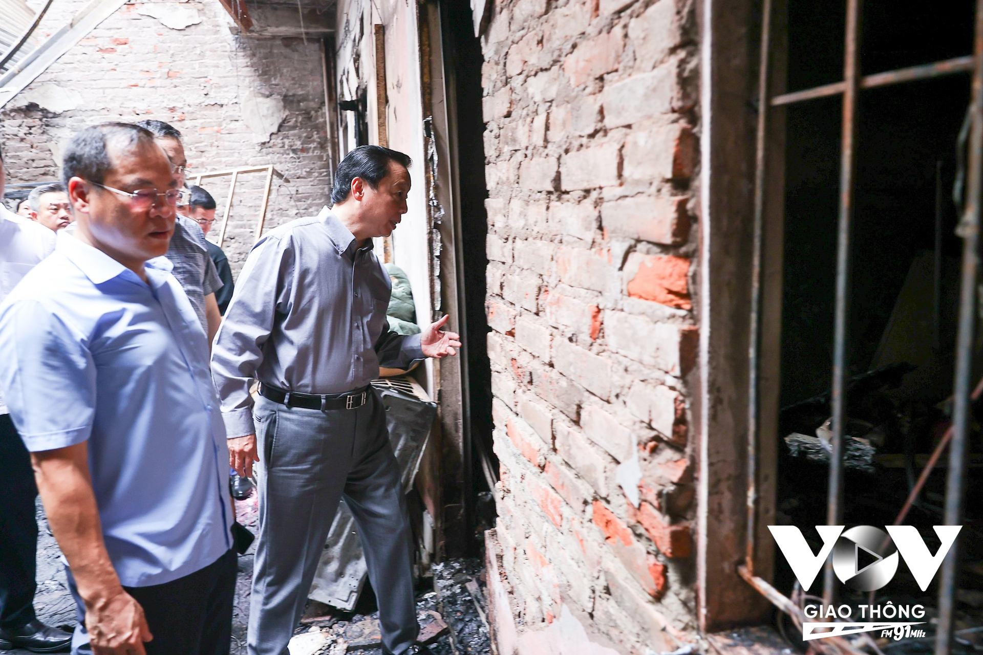 Phó Thủ tướng Chính phủ Trần Hồng Hà kiểm tra trực tiếp tại hiện trường vụ cháy nhà trọ ở khu vực Trung Kính 