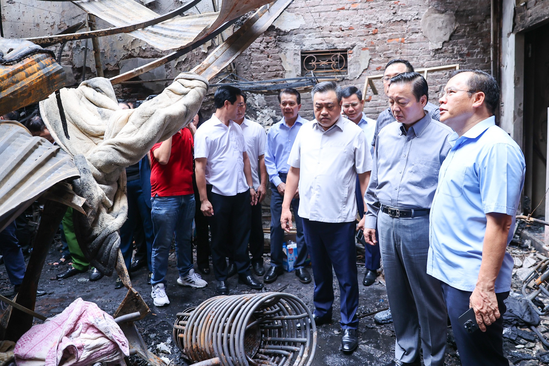 Phó Thủ tướng Chính phủ Trần Hồng Hà kiểm tra trực tiếp tại hiện trường vụ cháy nhà trọ ở khu vực Trung Kính