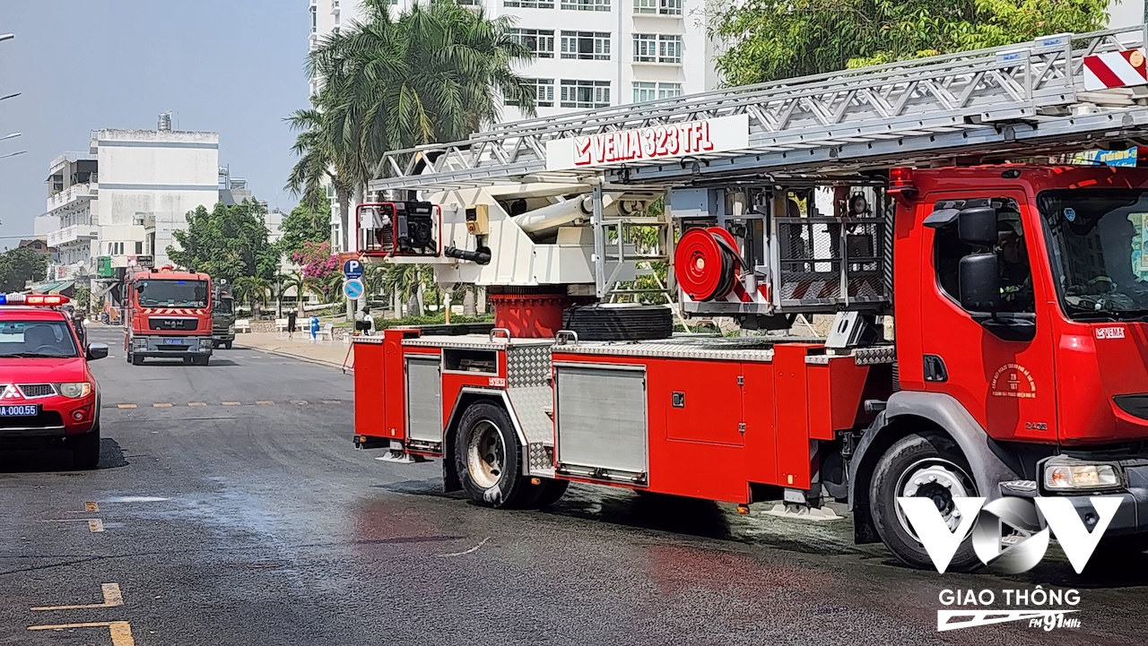 Xe chữa cháy chuyên dụng cùng hàng chục CBCS tiếp cận hiện trường sau khi nhận tin báo.