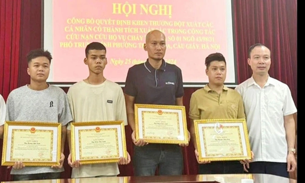 Bốn thanh niên được UBND quận Cầu Giấy khen thưởng vì có hành động dũng cảm cứu người. Ảnh: TTXVN