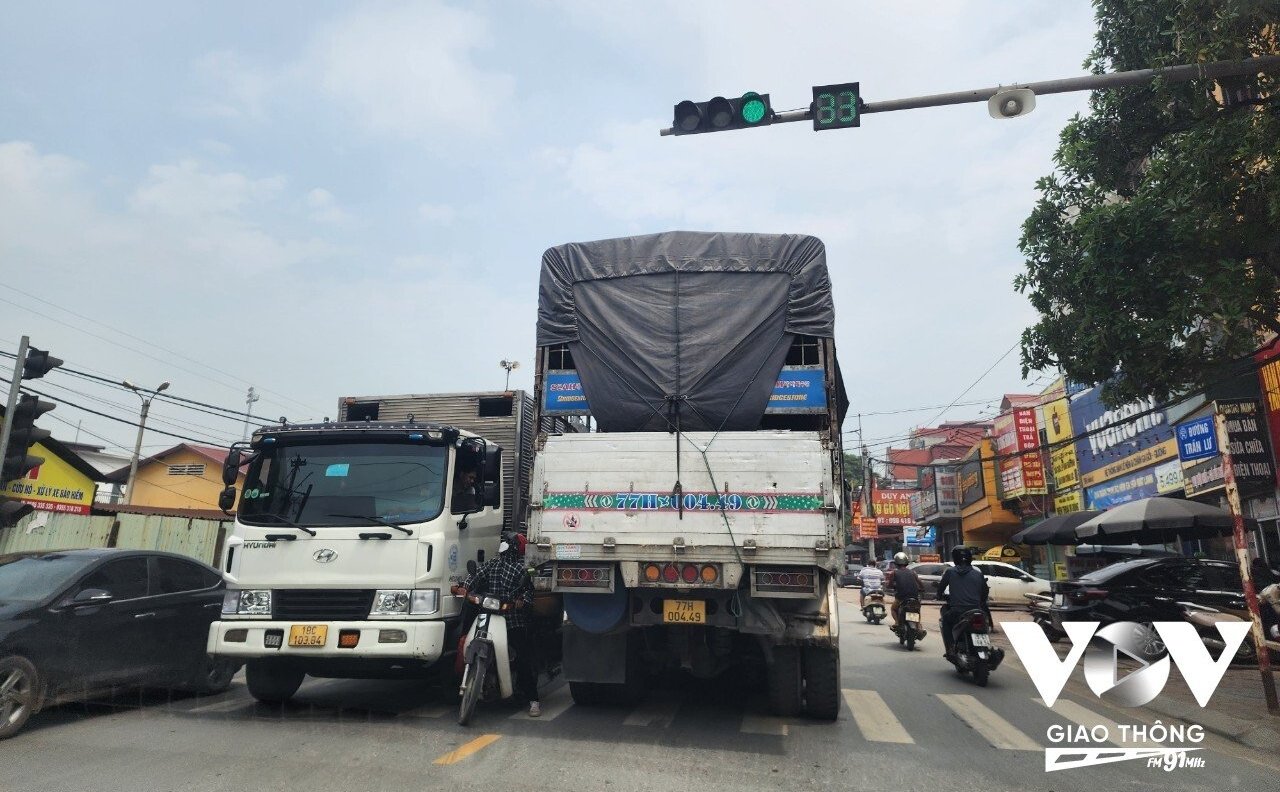 QL1A đoạn qua Đinh Xá, Văn Tự, Thường Tín là đoạn đường hẹp, mật độ phương tiện tham gia giao thông rất cao, nhất là xe tải và xe container thường nối đuôi nhau chạy với tốc độ cao cả ngày lẫn đêm