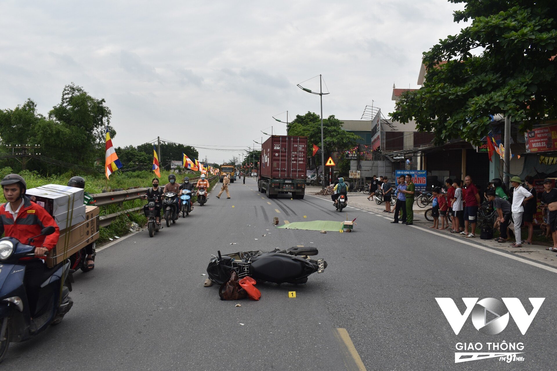Hiện trường vụ tai nạn xảy ra ngày 20.5.2024 trên tuyến Quốc lộ 1A, đoạn qua khu vực Đinh Xá, xã Văn Tự, huyện Thường Tín (Hà Nội)