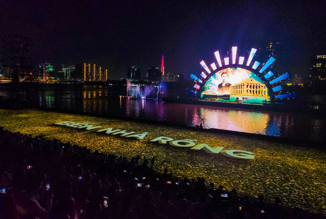 Lễ hội Sông nước TP HCM năm 2024 với điểm nhấn là chương trình nghệ thuật 'Chuyến tàu huyền thoại' diễn ra tối 31/5. Ảnh: Người lao động