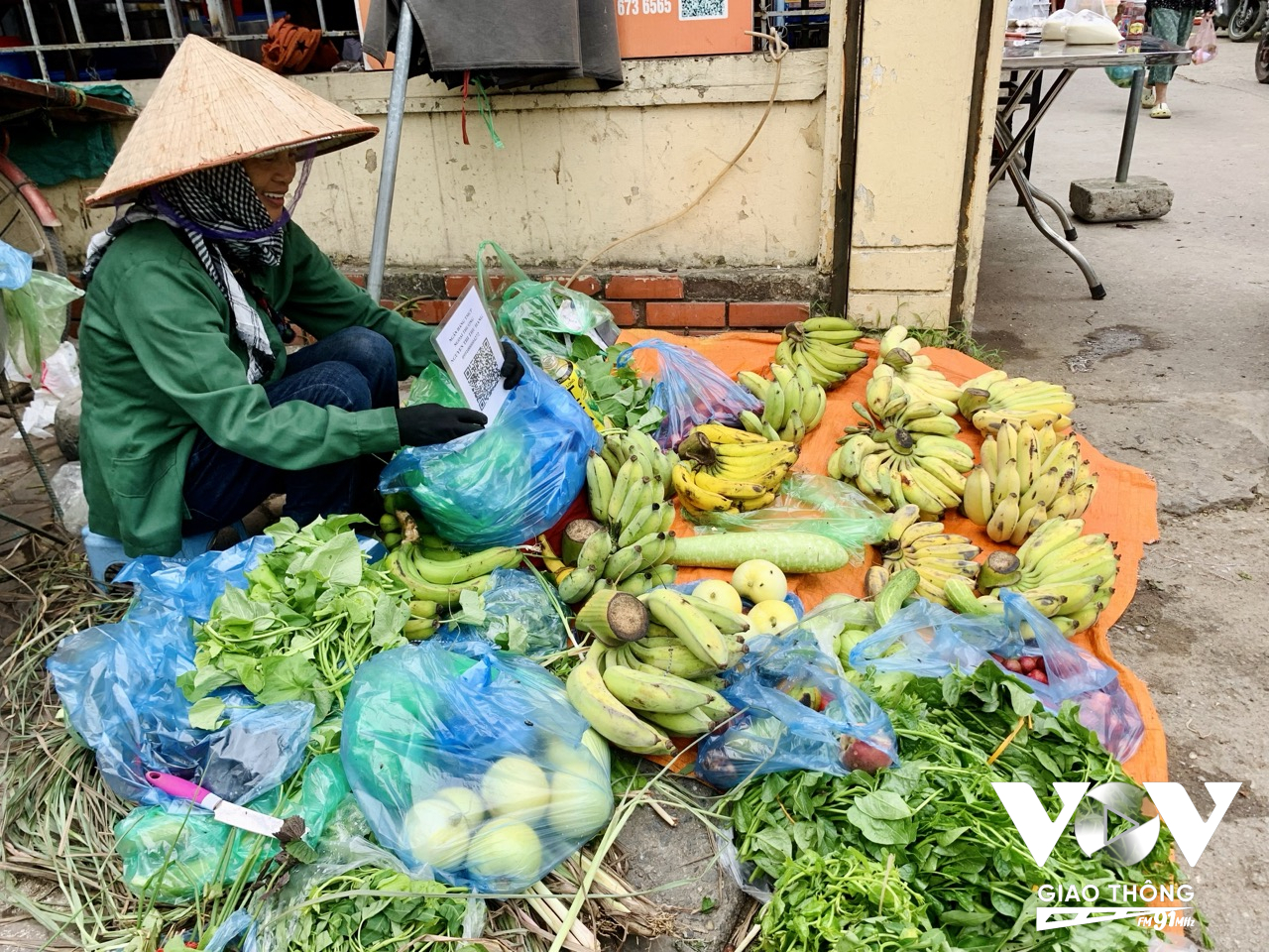 Những ngày gần đây, chị Bình cập nhật một hình thức thanh toán mới cho khách hàng khi đặt một mã QR ở góc sạp bán rau