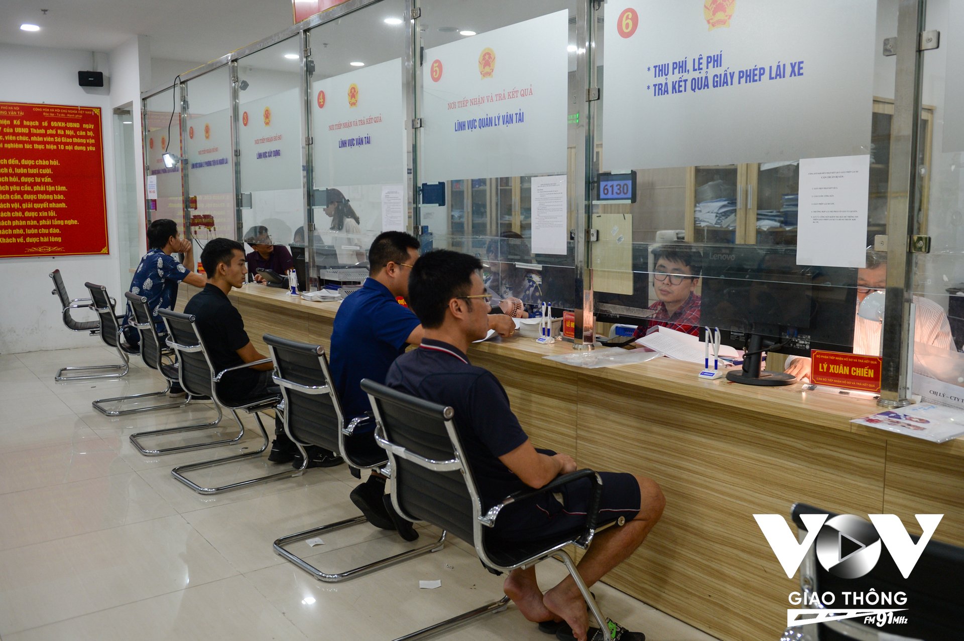Tại bộ phận một cửa của Sở GTVT Hà Nội tại số 258 Võ Chí Công, thời điểm này người dân tới làm thủ tục cấp, đổi giấy phép lái xe không đông như trước, việc cấp, đổi diễn ra thuận lợi. Ảnh: Bảo Ngọc.