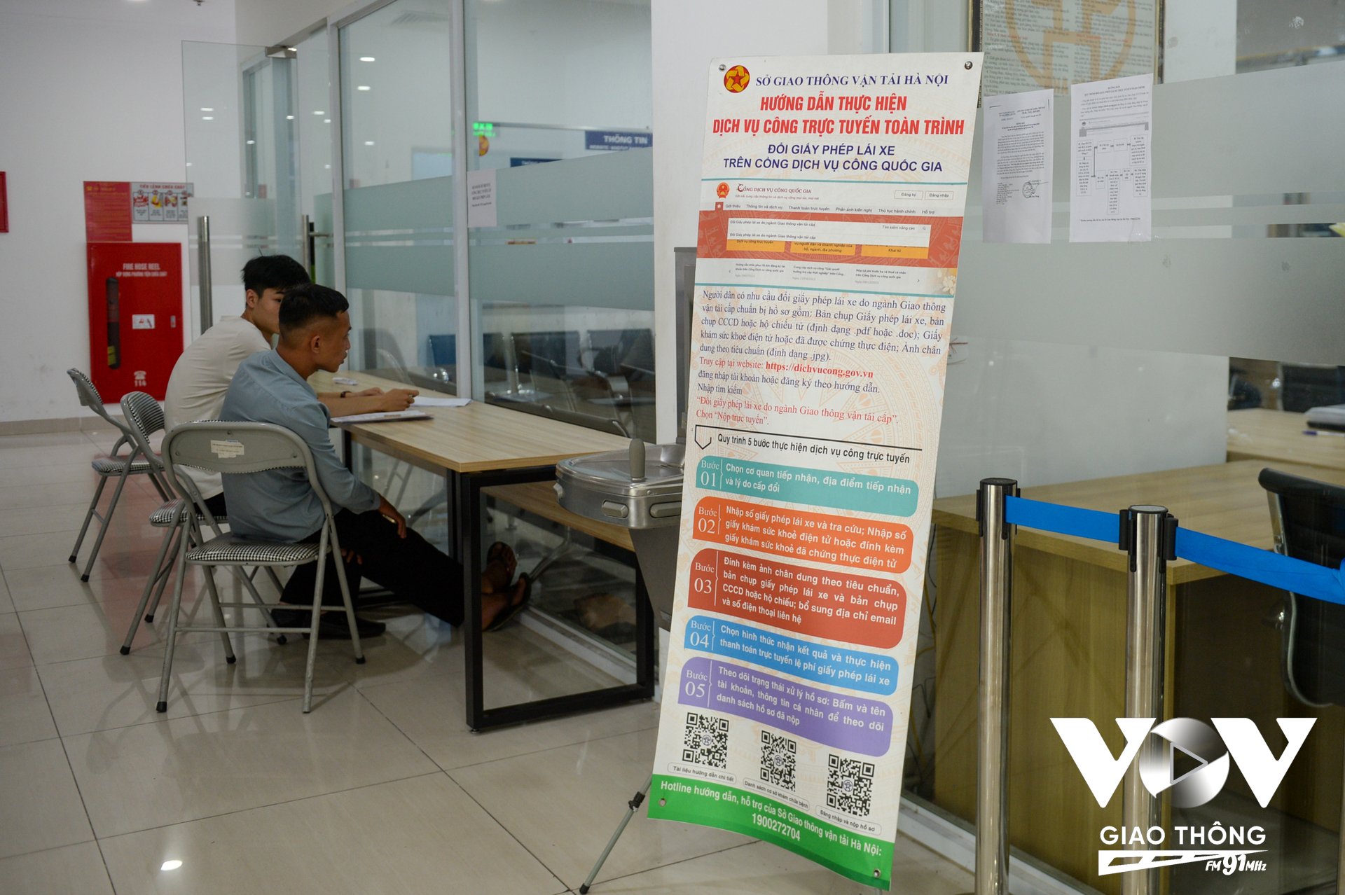 Sở GTVT có văn bản báo cáo UBND thành phố Hà Nội, đề xuất không tiếp nhận hồ sơ đổi GPLX trực tiếp tại bộ phận một cửa của Sở, mà sẽ nộp qua Cổng dịch vụ công Quốc gia. Ảnh: Bảo Ngọc.