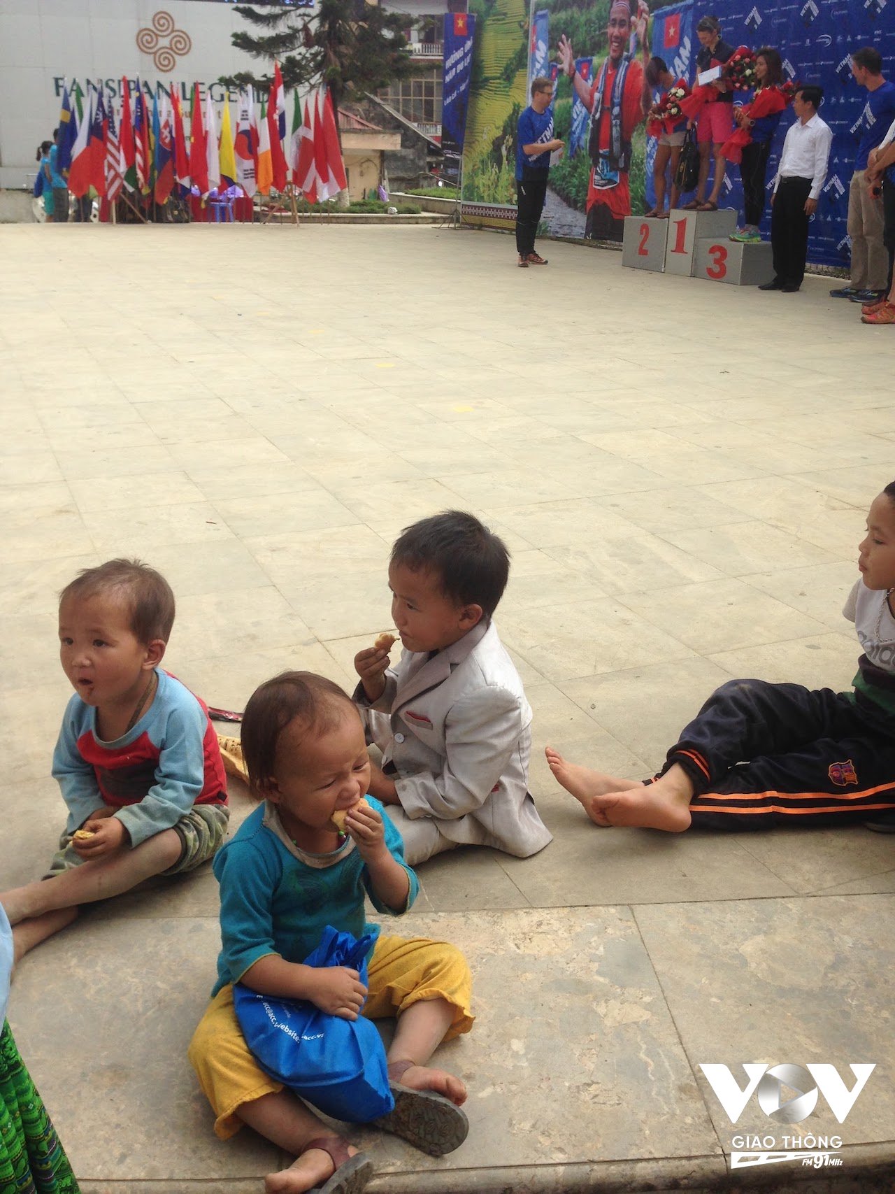 Cuộc sống của những đứa trẻ theo chân bố mẹ đi bán hàng rong cho du khách ở Sapa, Lào Cai