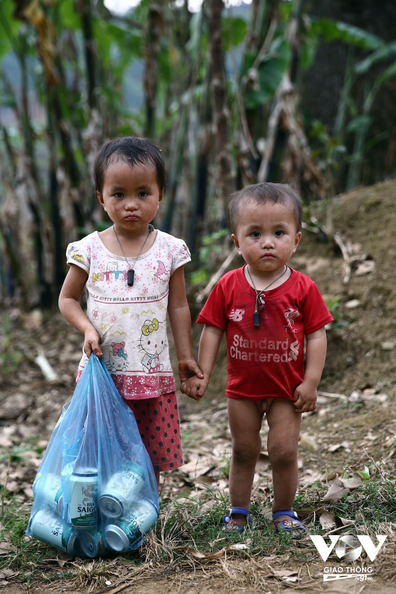 Những đứa trẻ đi nhặt vỏ lon bia do du khách dùng xong vứt bỏ trong một ngôi làng ở Yên Minh, Hà Giang...