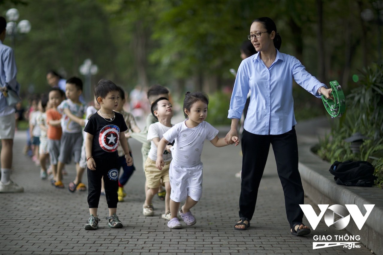 Những em bé được cô giáo cho đi chơi Bờ Hồ Hoàn Kiếm