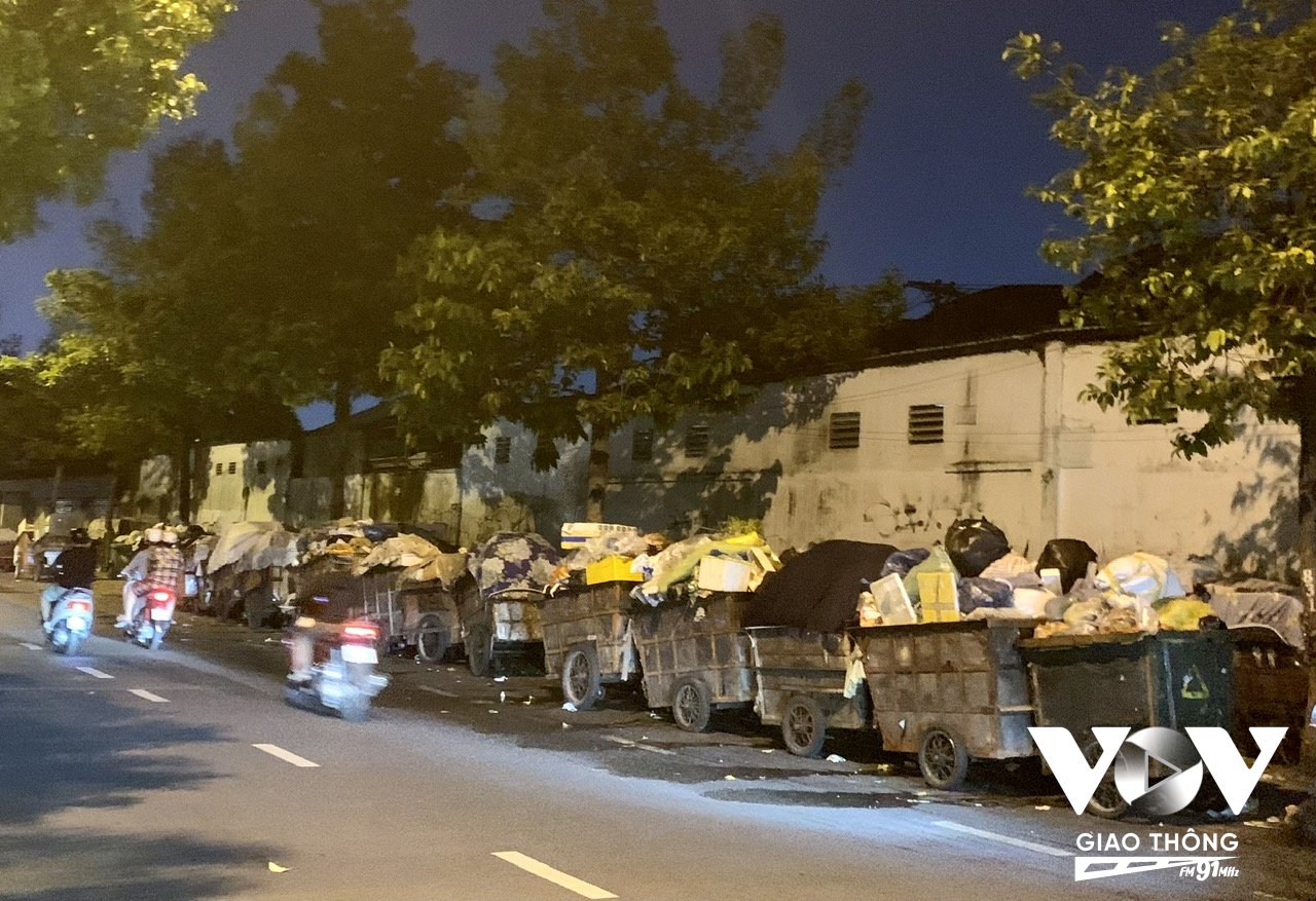 Hàng chục xe rác đậu tràn dưới lòng đường trên đường Hoàng Sa đoạn đoạn qua Xí nghiệp đầu máy Sài Gòn