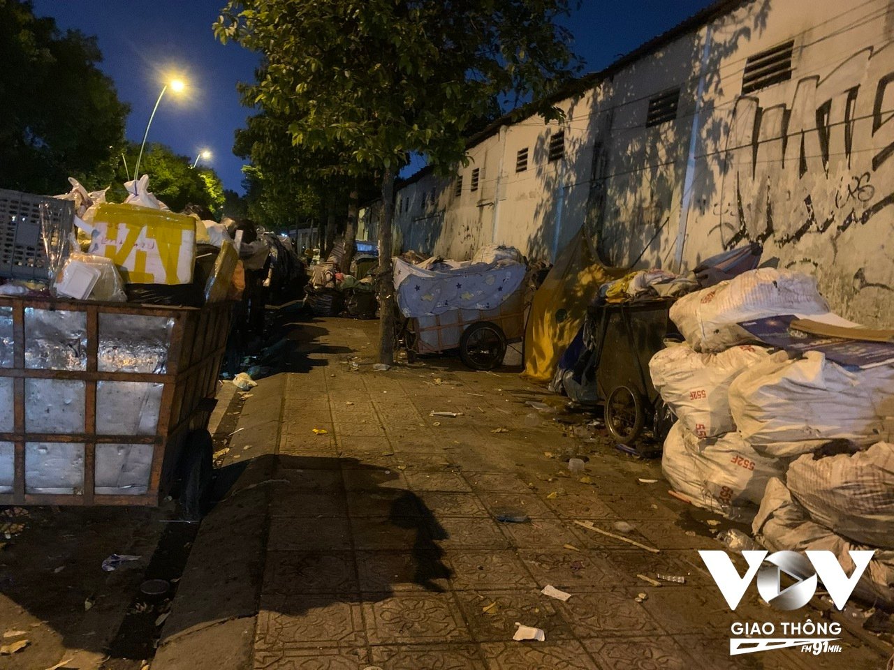 Một đoạn vỉa hè nhếch nhác, đầy những bao rác trên đường trên đường Hoàng Sa