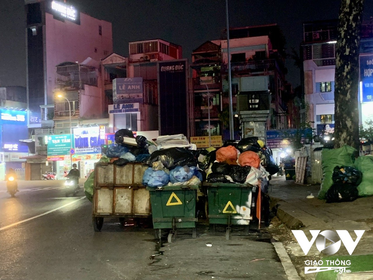 Xe rác đậu lấn chiếm gần hết một làn đường ở góc đường Kỳ Đồng đoạn giao với Trần Quốc Thảo
