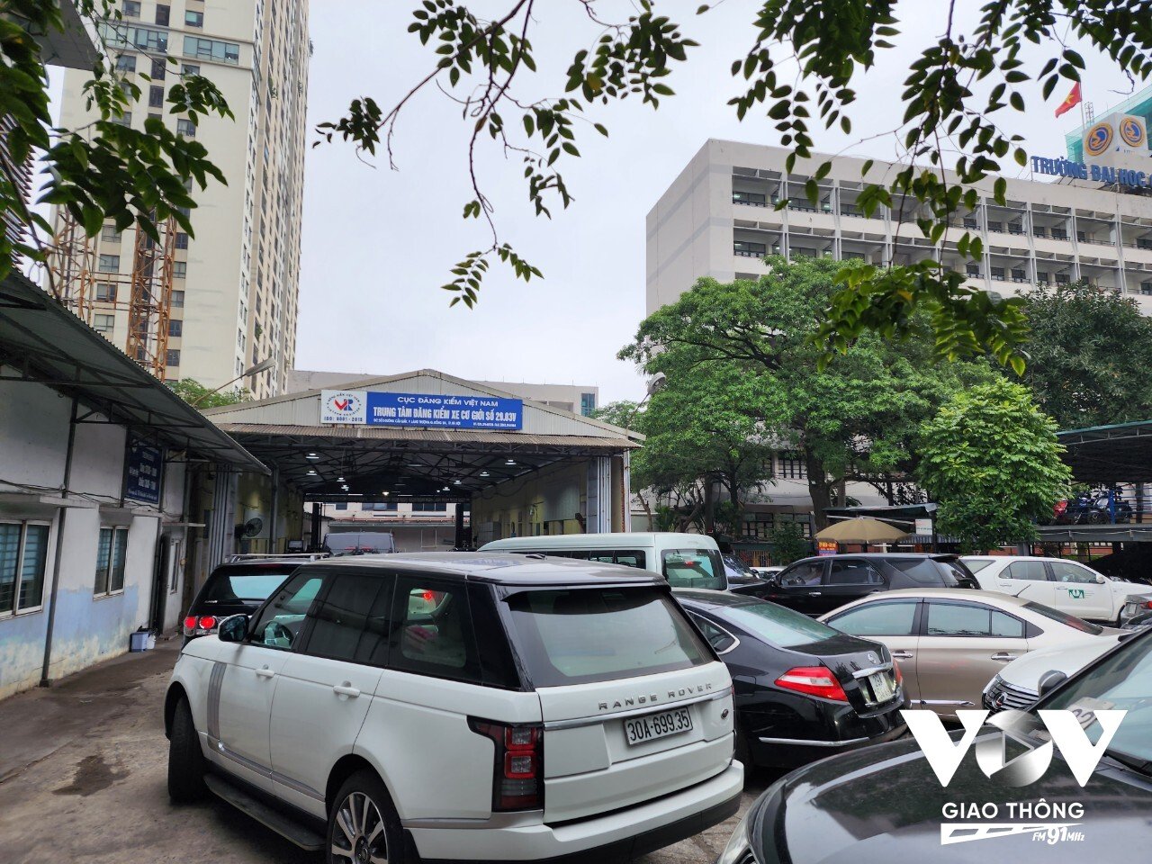 Tại Trung tâm Đăng kiểm xe cơ giới 2903V, Cầu Giấy, Hà Nội, lượng phương tiện đi kiểm định đã có dấu hiệu tăng trở lại.