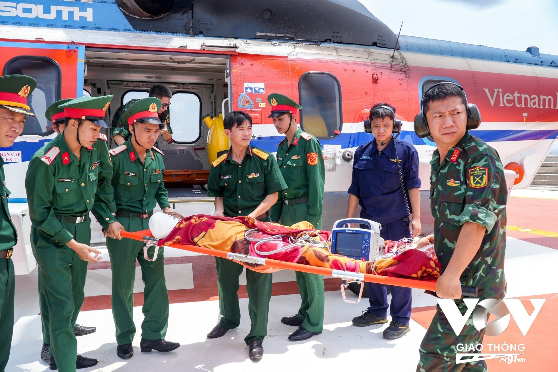 Bệnh nhân được vận chuyển bằng trực thăng về đất liền an toàn