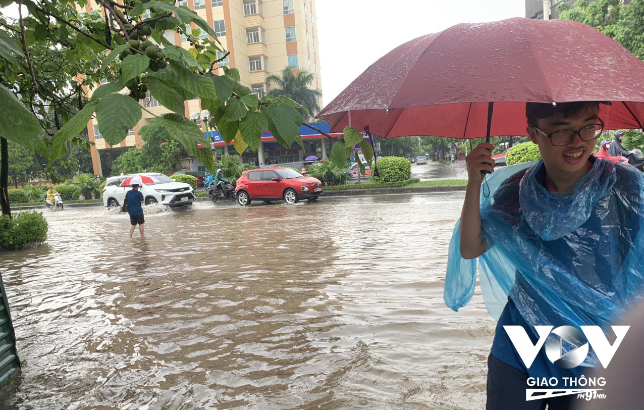 Hơn 11h ngày 05/6, mưa đã ngớt được một lúc, nhưng đường Tố Hữu, đoạn qua trường THPT Trung Văn vẫn còn mênh mông nước. Ảnh: Quang Minh